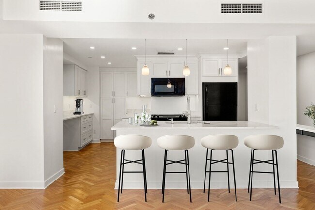 Building Photo - 975 Memorial Dr