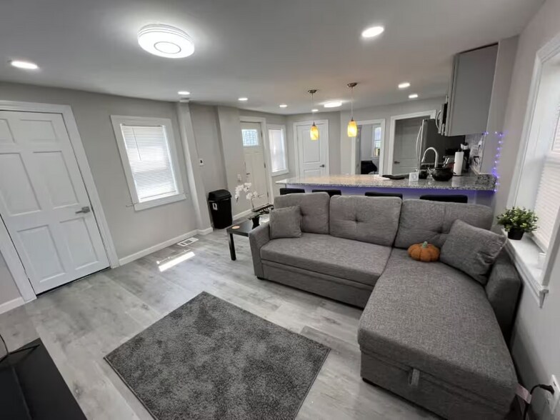 Building Photo - 14 Lathrop St