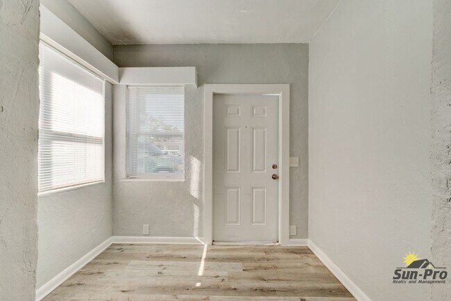 Building Photo - 222 N Oleander Ave