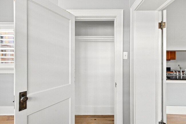 Building Photo - Charming 2-bedroom, 1-bath condo located in the heart of Denver