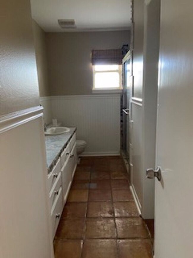 Building Photo - 2250 Greenbriar Drive
