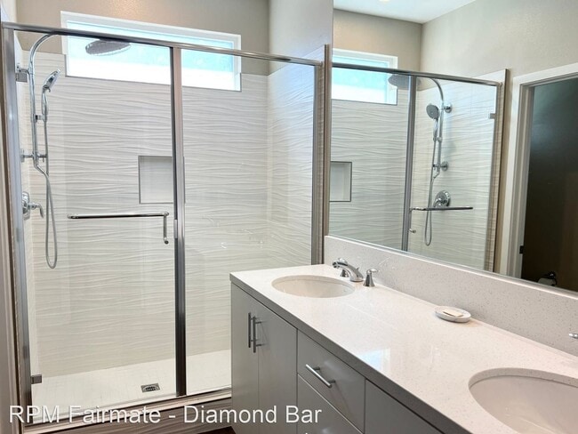 Building Photo - Four Levels of Modern Luxury Living in Ana...