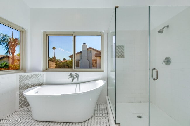 Building Photo - 2119 E New Bedford Dr