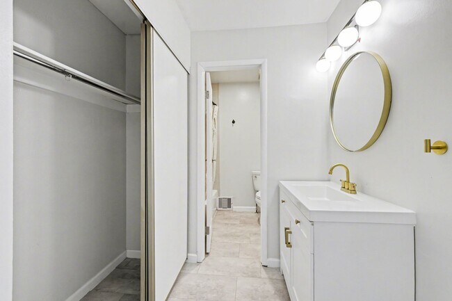 Building Photo - Spacious 2Bed/2.5Bath Townhouse in Central Denver