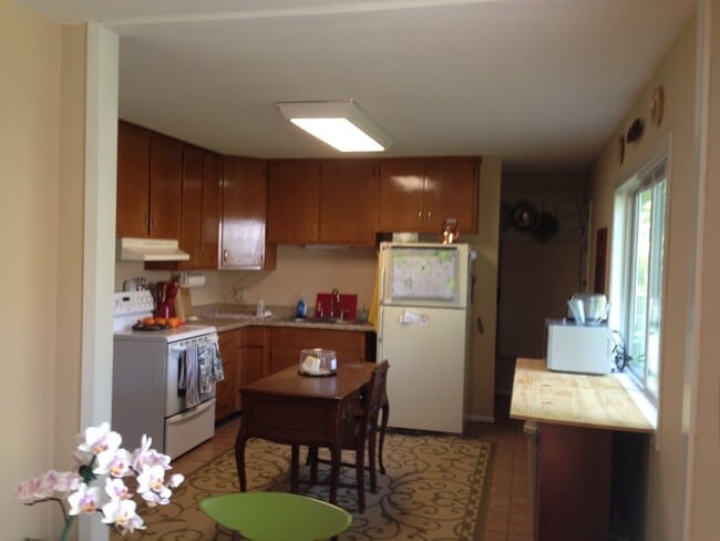 Building Photo - 3 Bedroom w/Fenced Yard