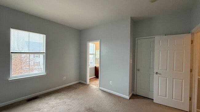 Building Photo - River Oaks Townhouse