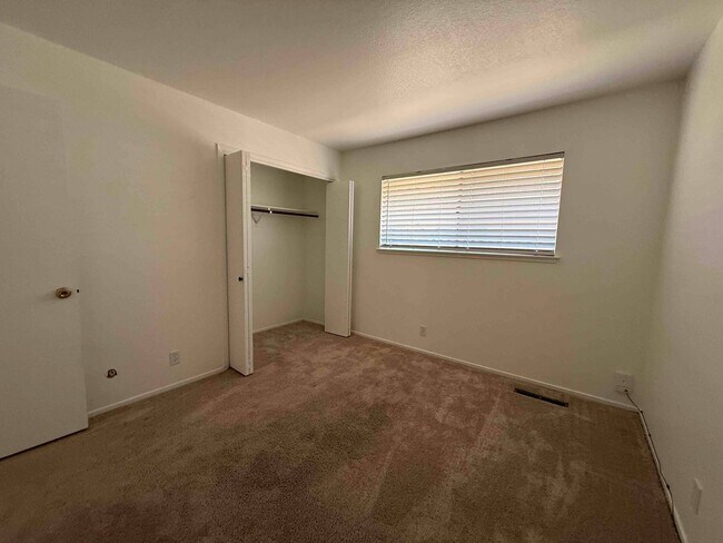 Building Photo - University Ave 3 Bedroom