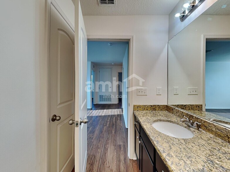 Building Photo - 11870 Thicket Wood Dr