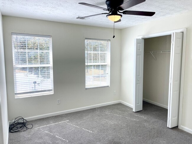 Building Photo - Welcome to this charming 3-bedroom, 3-bath...