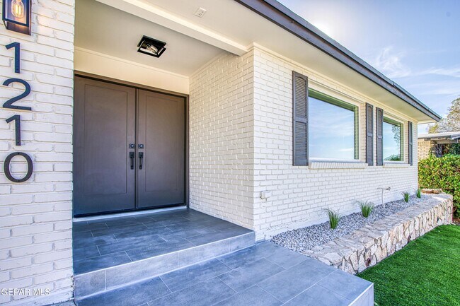Building Photo - 1210 La Cruz Dr
