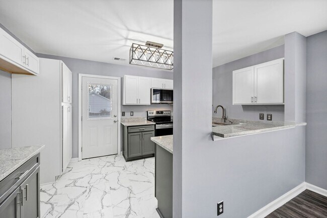 Building Photo - BEAUTIFULLY RENOVATED TWO BEDROOM IN CHAPIN