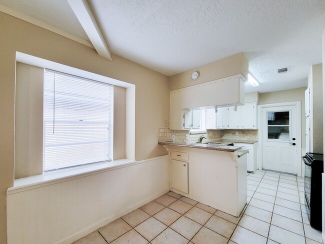 Building Photo - RECENTLY REMODELED 4 BEDROOM 2 BATH HOME I...