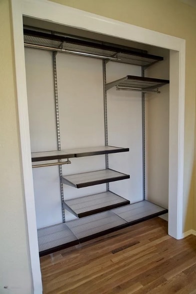 Building Photo - 1005 W 75th St