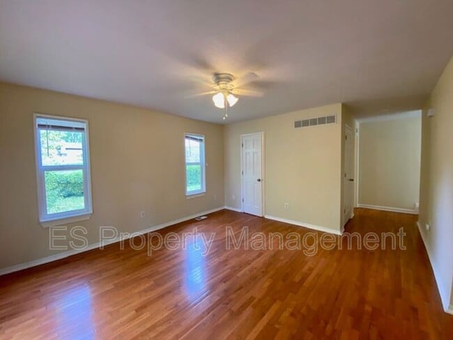 Building Photo - 6879 Oak Lake Dr