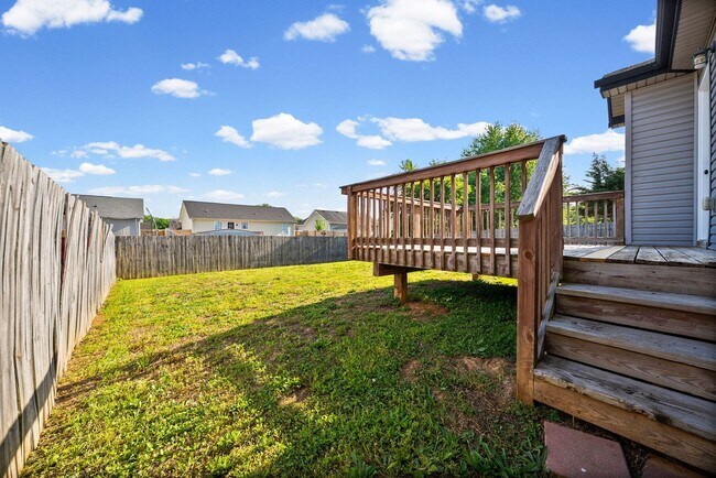 Building Photo - Pet Friendly Three Bedroom!