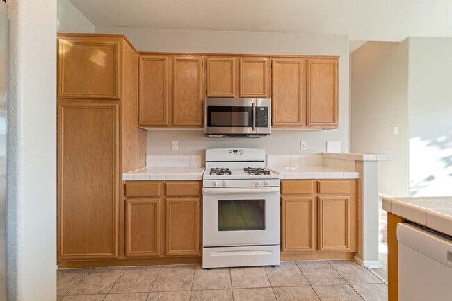 Building Photo - Gorgeous Town Home- Gated community- Pool