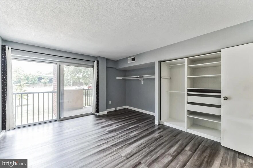 Building Photo - 1300 Army Navy Dr