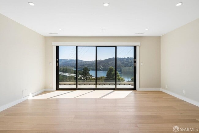 Building Photo - 1435 Lakeview Dr