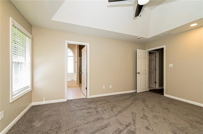 Building Photo - 118 Clarin Way