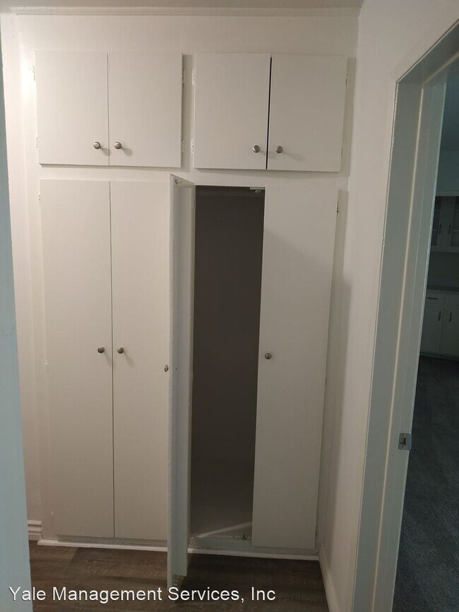 Building Photo - 18553-18563 Clark St