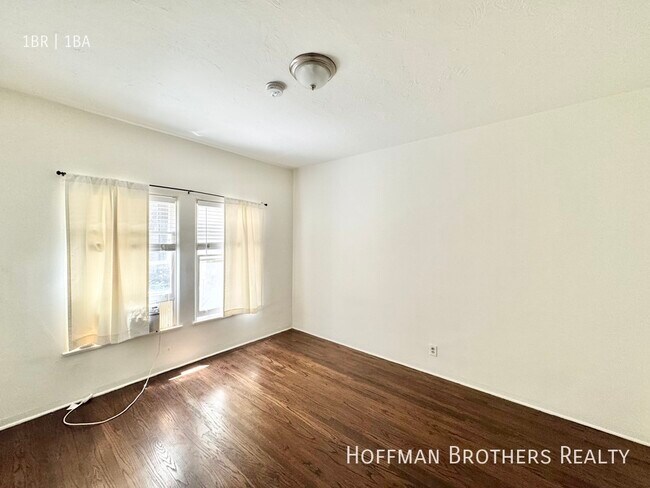 Building Photo - 9932 Robbins Dr