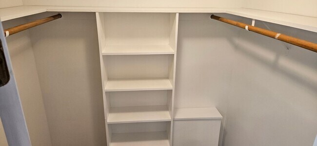 Building Photo - Darling 2br 2ba One Level Living Townhome ...
