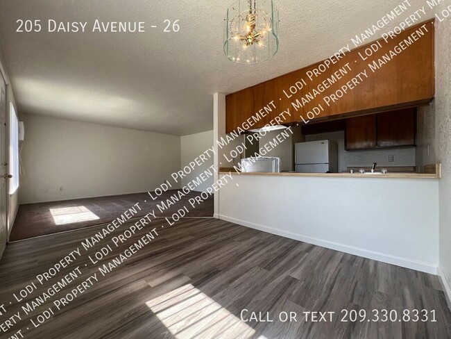 Building Photo - 205 Daisy Ave