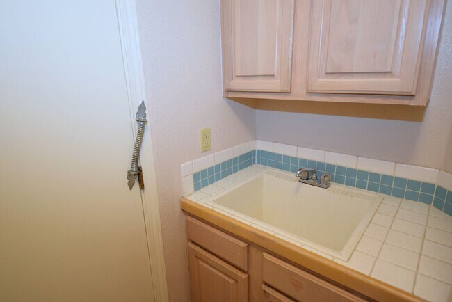 Building Photo - 3 Bedroom, 2 bath, 2 living areas, La Cueva area