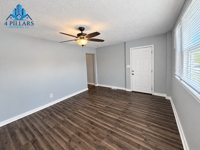 Building Photo - 1311 E Columbus Dr