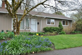 Building Photo - Beautiful Single Level 3/2 Charming NW Corvallis Home
