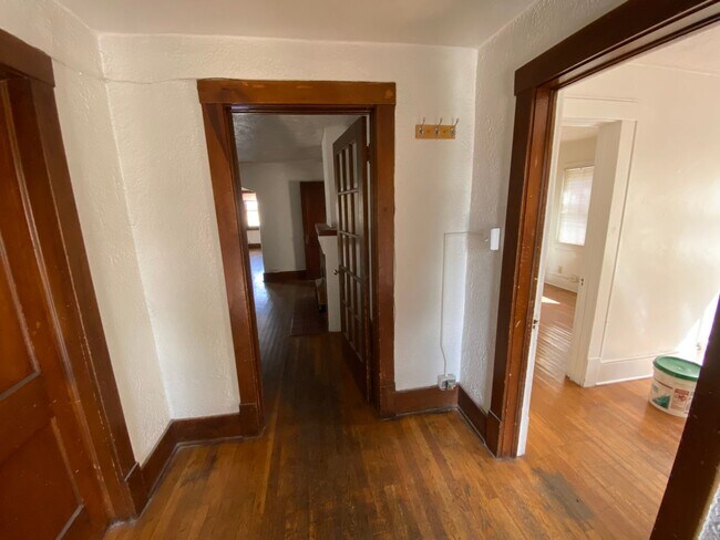 Building Photo - Spacious 3-Bedroom