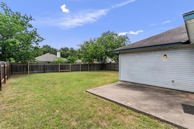 Building Photo - 1404 River Oak Dr