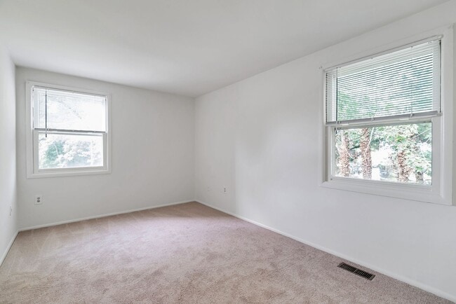 Building Photo - Fantastic 4 Bed 2.5 Bath Colonial Home Sou...