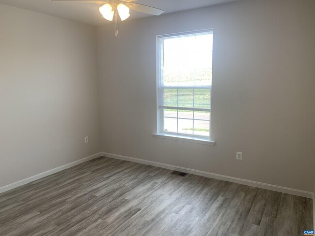 Building Photo - 758 Round Hill Rd