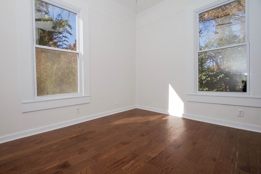 Building Photo - 546 Shull St