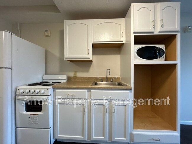 Building Photo - 180 Poppe Dr