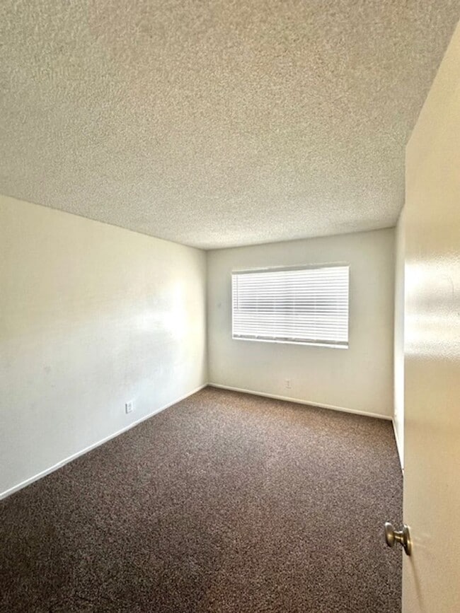 Building Photo - Charming 2+1 Condo
