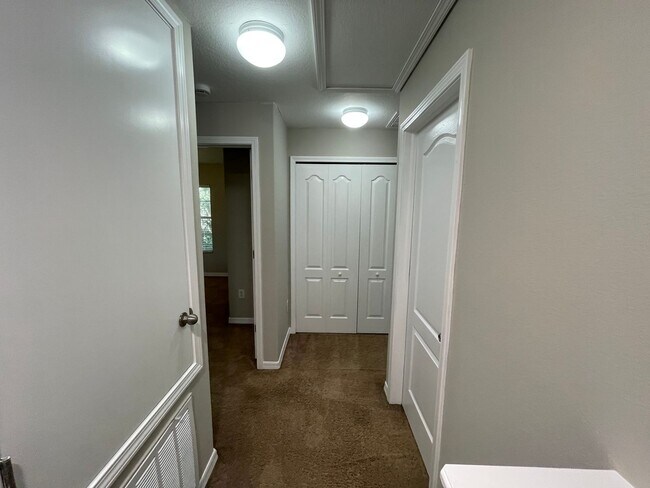 Building Photo - Beautiful End-Unit Townhome in Gated Eilan...