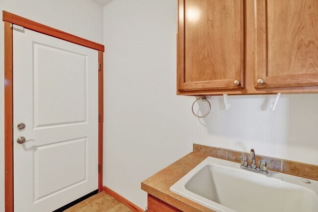 Building Photo - 3 Bed 2 Bath - Fairway Point - Pet per Approval - Fenced Backyard