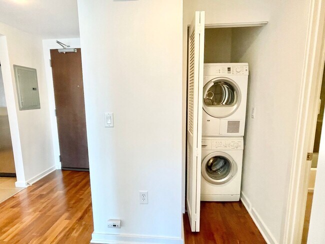 Building Photo - Full Service Luxury Living w/City Views, I...