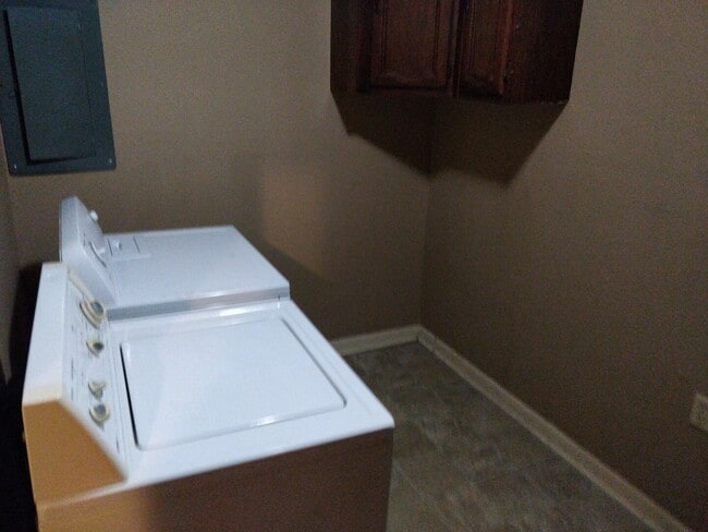 Building Photo - Comfortable living in this 3-bedroom, 1-bath home