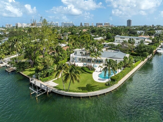 Building Photo - 8900 Bay Dr