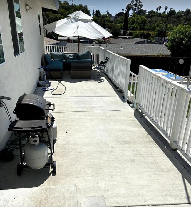 Building Photo - 6 Bed/ 5 Bath on Campanile! Large back are...