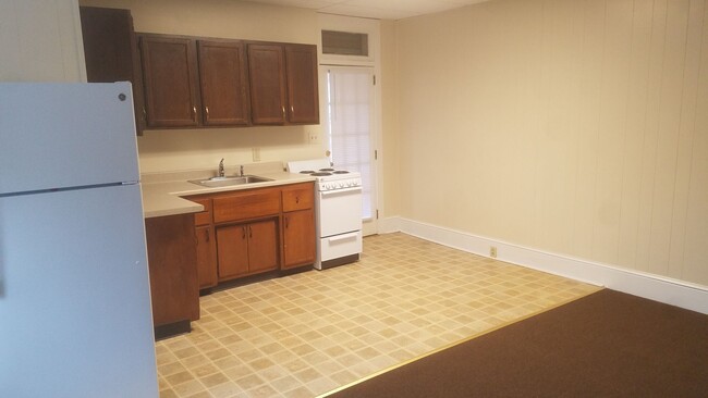 Building Photo - SPACIOUS ONE BEDROOM WITH HEAT AND HOT WAT...