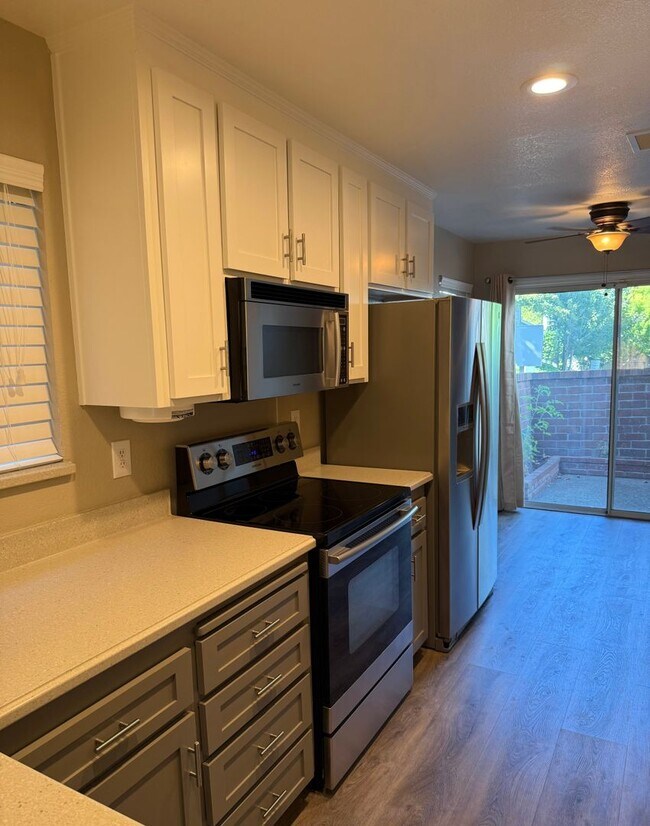 Building Photo - Beautiful 3-Bedroom Condo with Private Out...