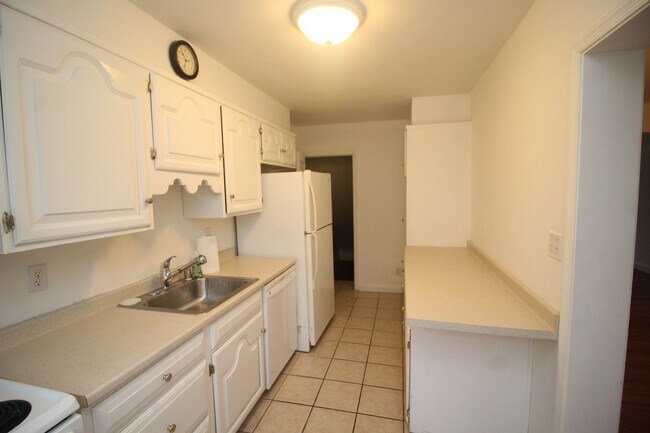 Building Photo - Lovely Towson 3bd/2ba Rowhome w/ CAC & W/D...