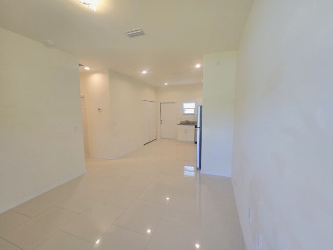 Building Photo - Cozy Two Bedroom, one bath house-Newer Con...