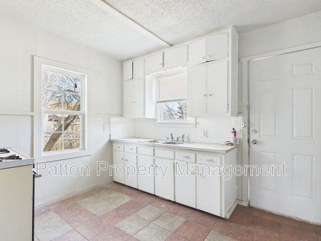 Building Photo - 2216 S Polk St