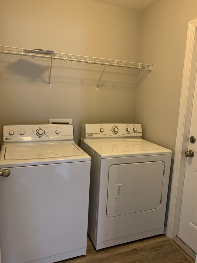 Building Photo - 4311 NE 23rd Pl