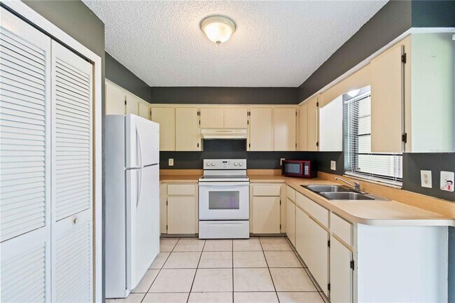 Building Photo - 284 Lomond Dr